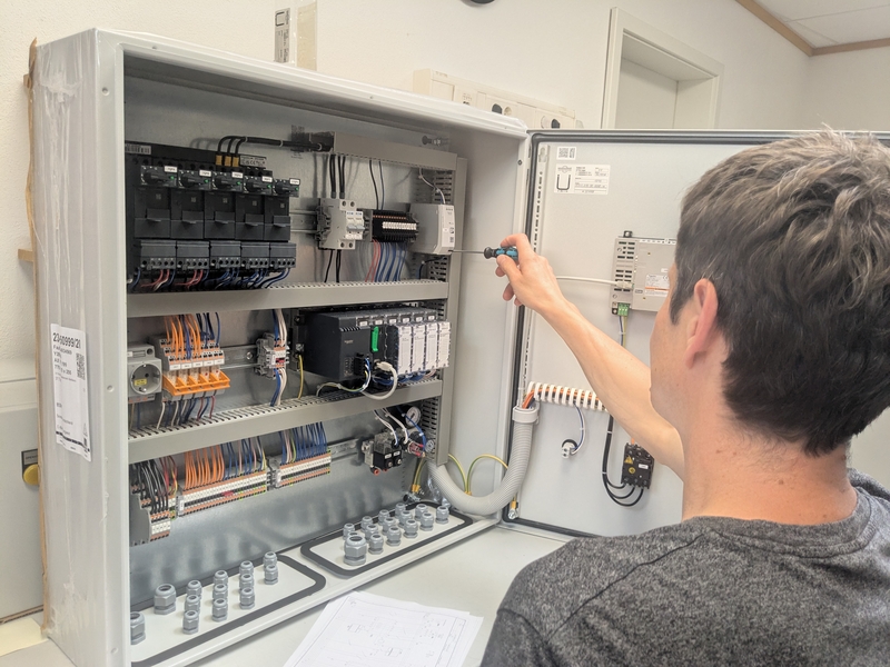 Arbeit an einem Schaltschrank bei Wasserschmidt