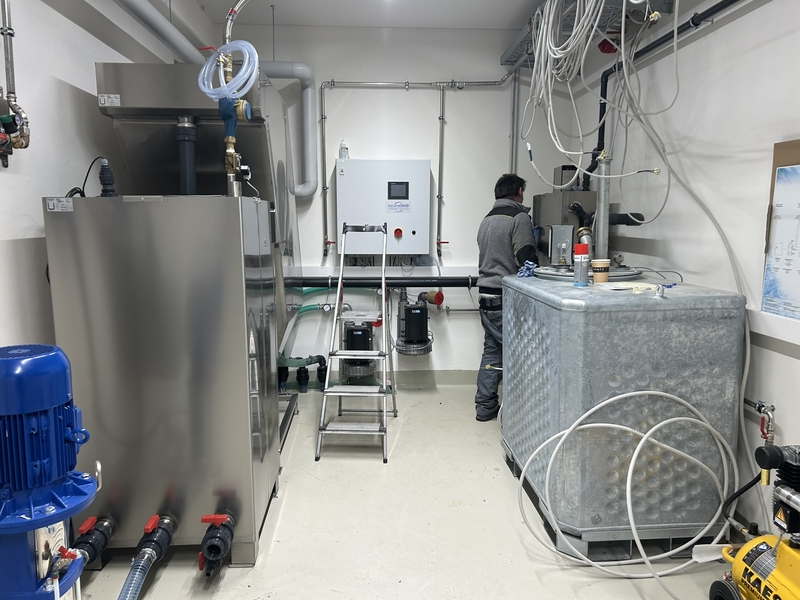 Servicetechniker bei Montage einer neuen wasserschmidt Anlage