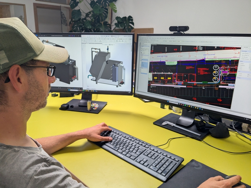 Technischer Produktdesigner bei CAD-Arbeit an einer wasserschmidt Anlage